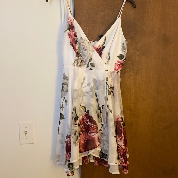 Windsor Dresses & Skirts - White Floral Short Dress with Slip Size 6 Windsor